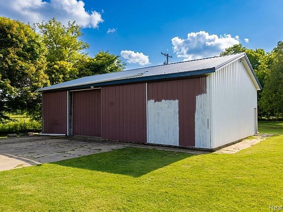 3rd image of 2568 Valentine Rd