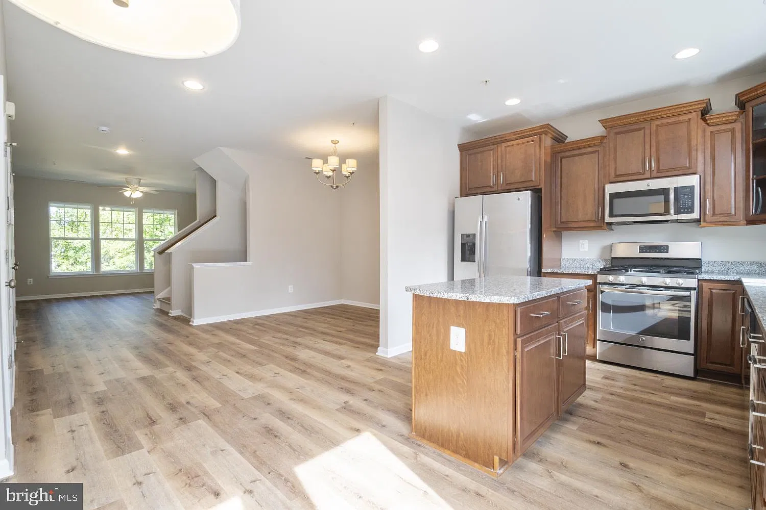 4 bed, 4.0 bath, 2000 sqft, $3,050 — Photo 2