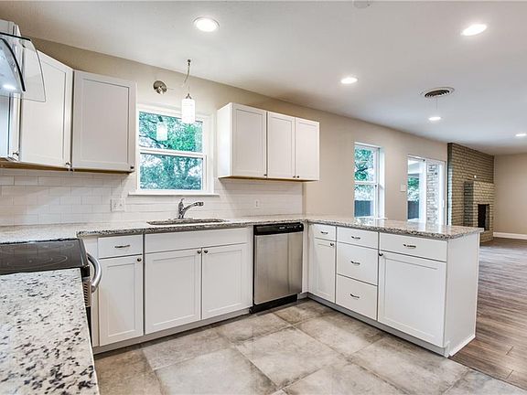 5th image of 285 Somerset Cir