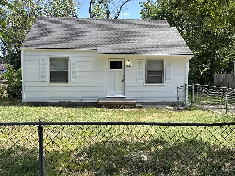 1729 E Looman St — Photo 1