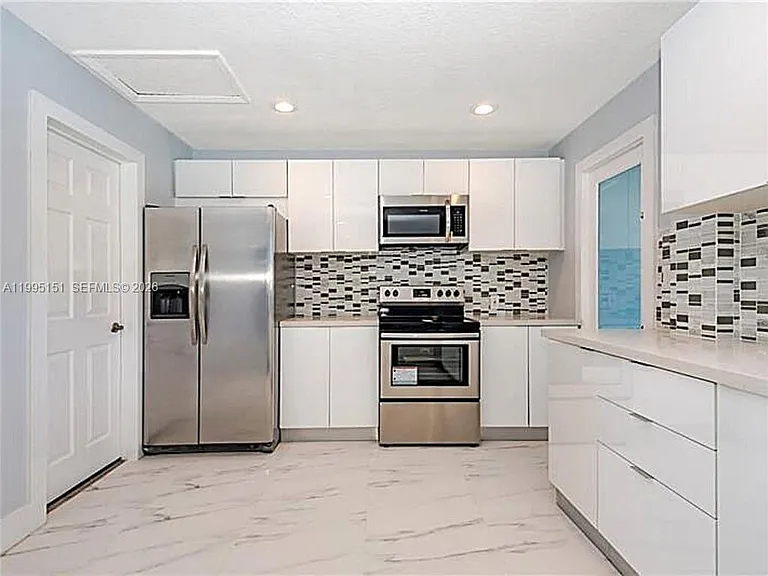 5770 NE 18th Ave — Photo 6