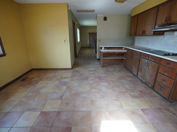3rd image of 411 Tyler Blvd