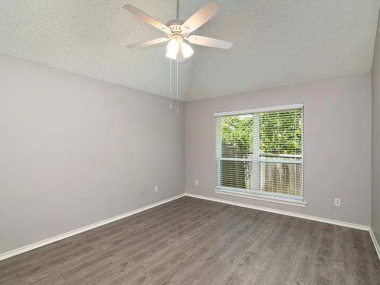 1329 Maywood Ct — Photo 13