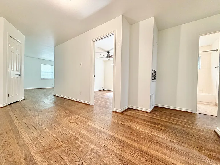 2126 Banks St #2 — Photo 29