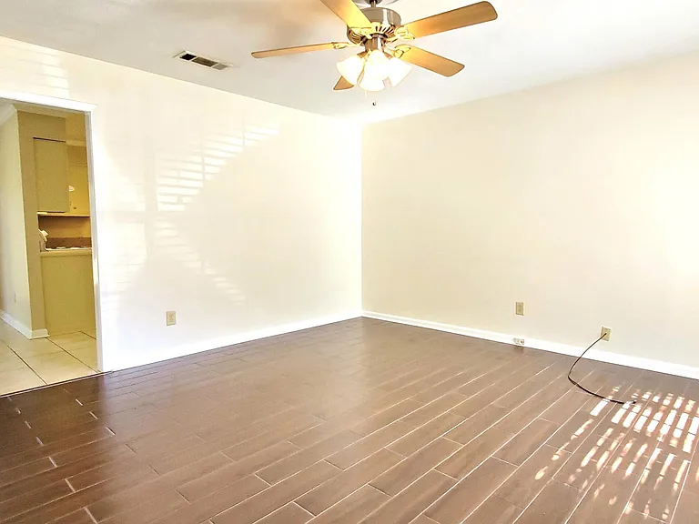 4205 Yosemite Dr — Photo 2