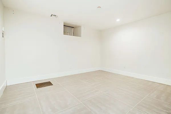 Rented by Nooklyn NYC LLC | media 12