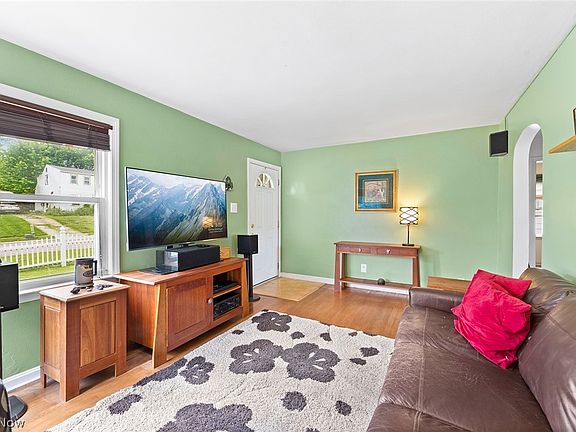 5th image of 3211 Oakwood Dr