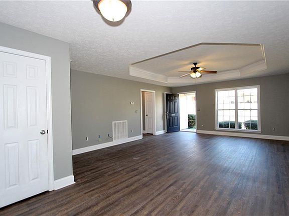 4th image of 674 Mill Pond Dr