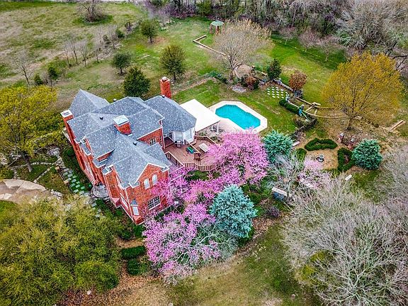 2nd image of 24 Brookhollow Cir