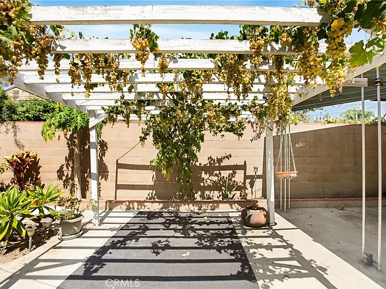 556 N Sunset Ave — Photo 23