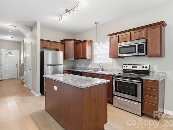 5th image of 143 High Bluff Cir
