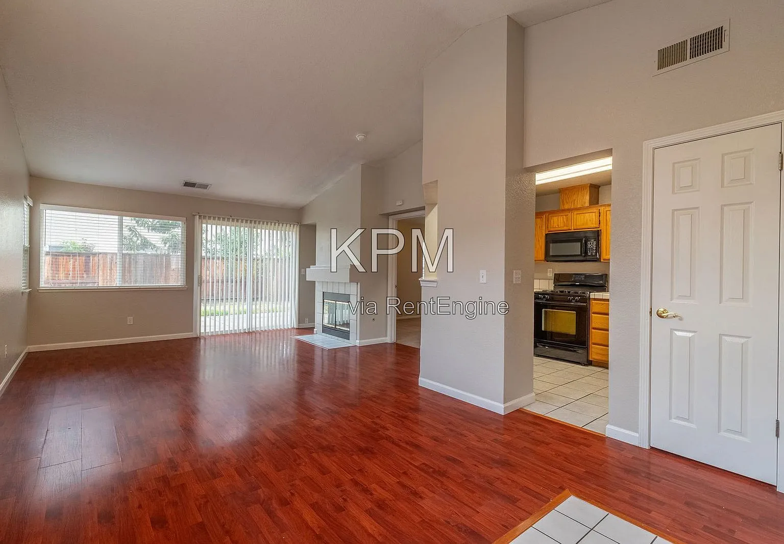 3 bed, 2.0 bath, 1217 sqft, $2,500 — Photo 2