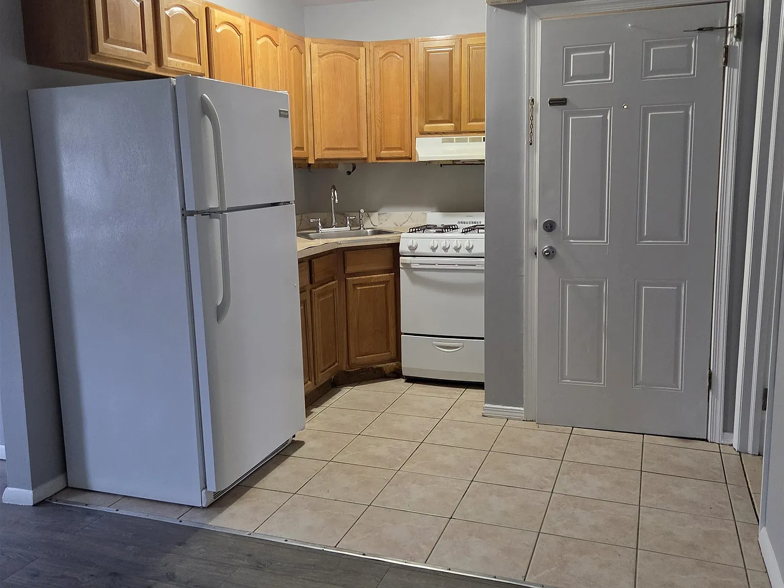 2 bed, 1.0 bath, $2,100 — Photo 2