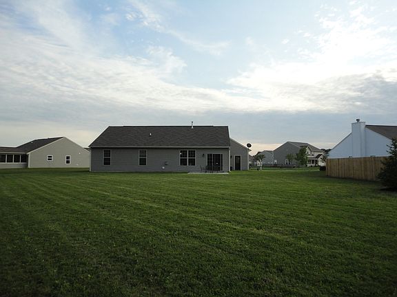 Huge Backyard w/ patio