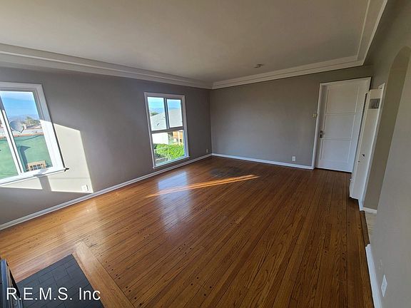 3rd image of 1830 W 70th St