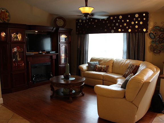 2nd image of 1421 Emerald Dr