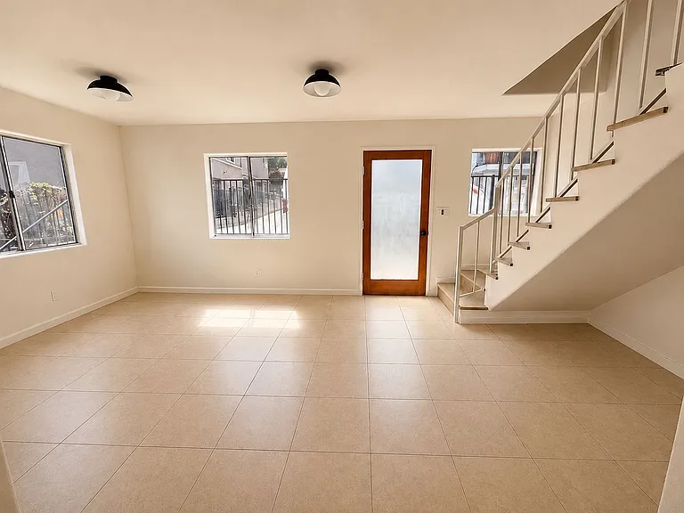 1027 Coronado Terrace — Photo 5