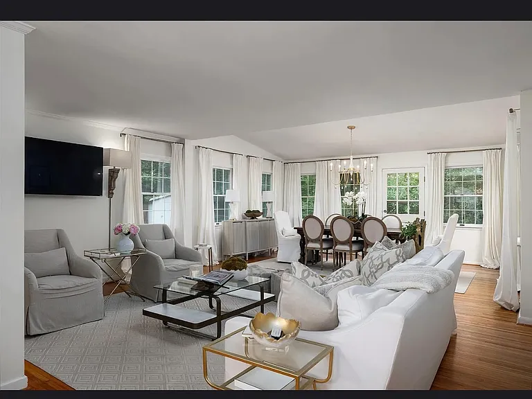 660 Bourbon Cir — Photo 2