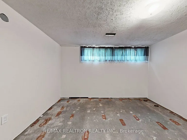 398 Connaught Ave — Photo 32
