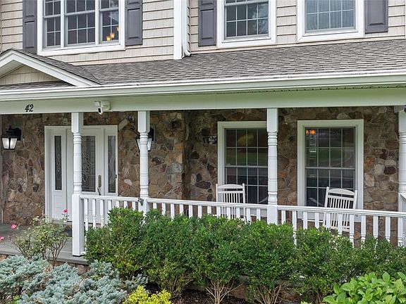 4th image of 42 Spring Valley Rd