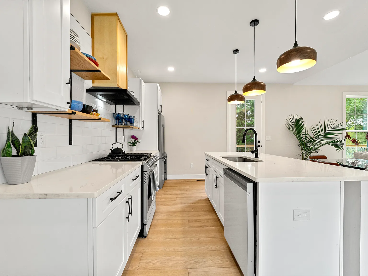 4 bed, 2.5 bath, 2000 sqft, $2,500 — Photo 3