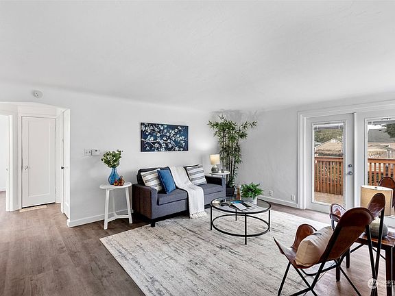 3rd image of 1136 Evans Avenue W