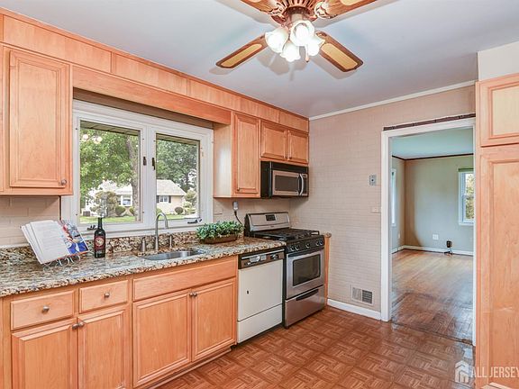 5th image of 73 Townsend St