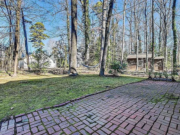 1402 Roanoke Dr — Photo 38