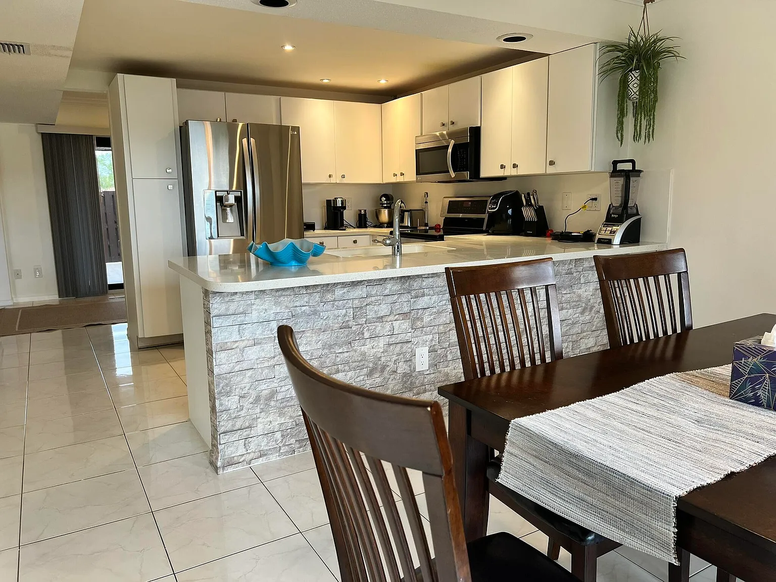 3 bed, 2.5 bath, 1872 sqft, $3,200 — Photo 2