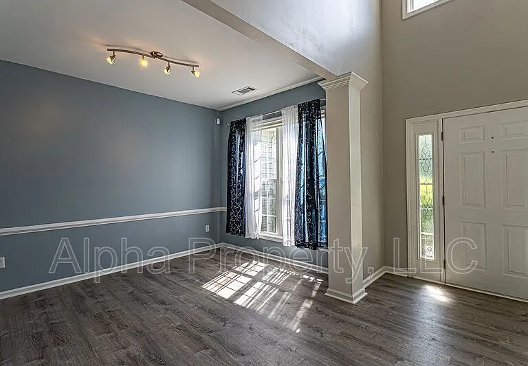 504 Collingsworth Ln — Photo 5