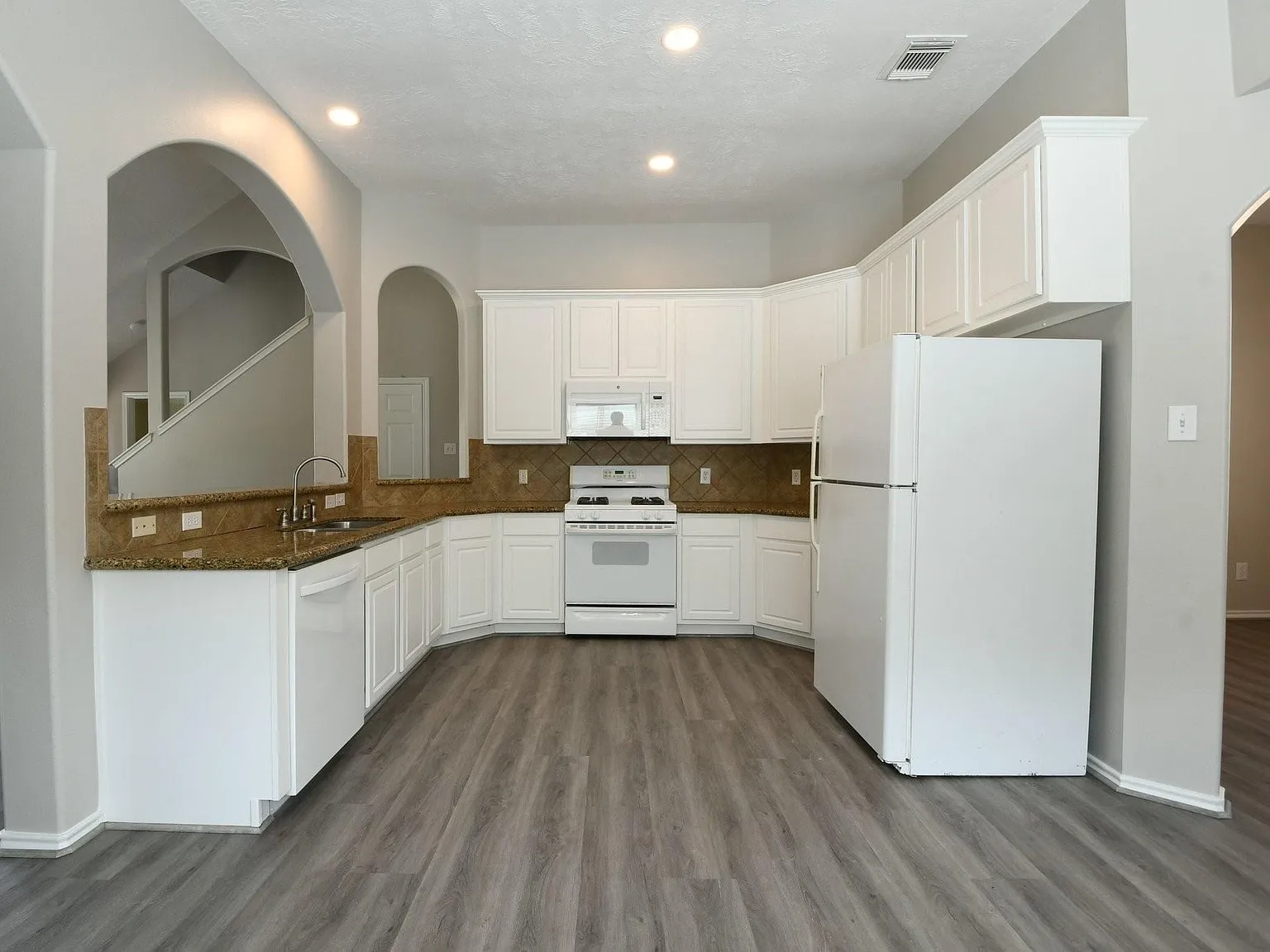 3 bed, 2.5 bath, 2410 sqft, $2,350 — Photo 3