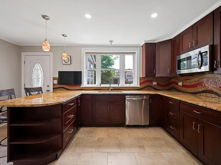 567 Dupont St — Photo 14
