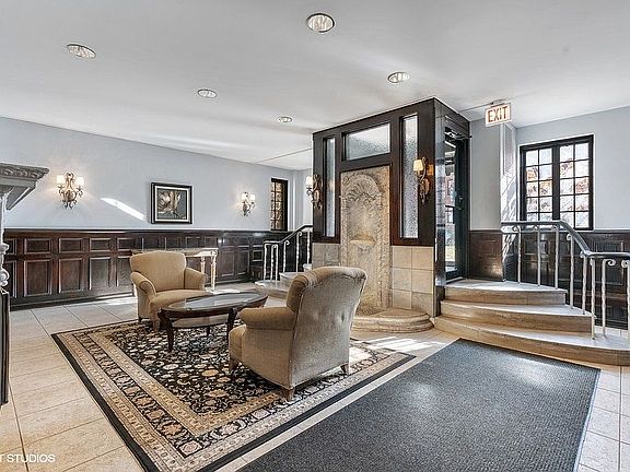 2nd image of 444 W Belmont Ave APT 4A