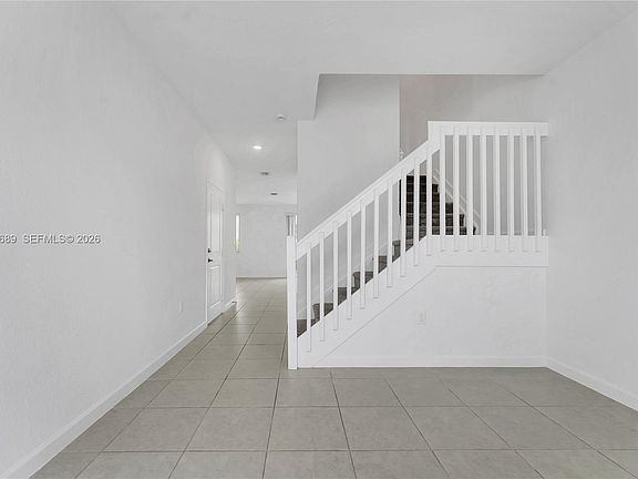 3rd image of 725 SE 14th Ct