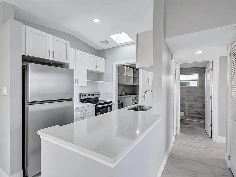 325 Capri Blvd — Photo 28