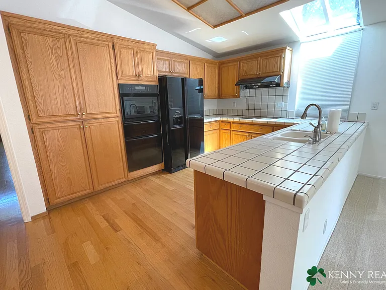 144 Glasgow Ln — Photo 7