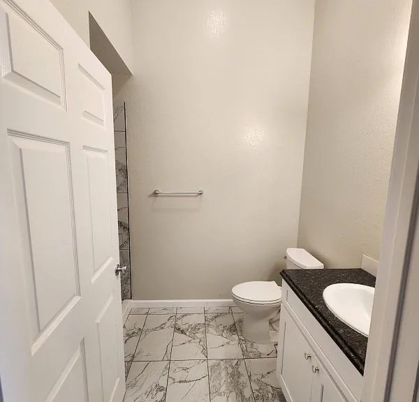 910 Broad St — Photo 2
