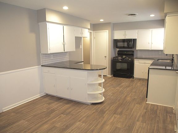 Kitchen with granite 
