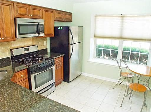3rd image of 24 Canterbury Cir