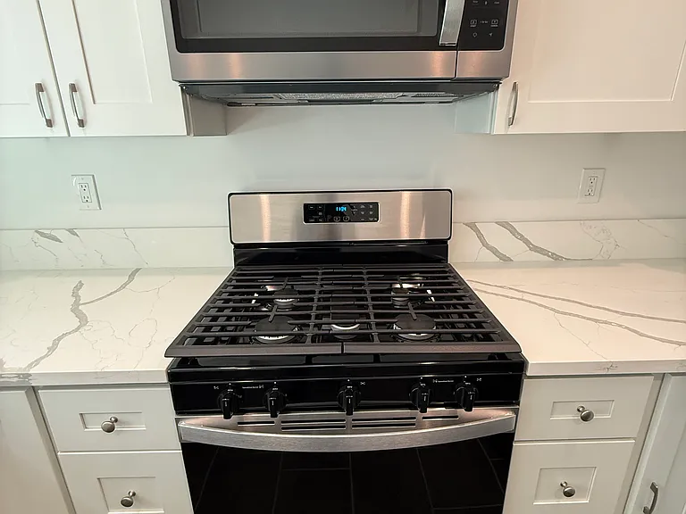 New Whirlpool Range and Over The Range Microwave Hood