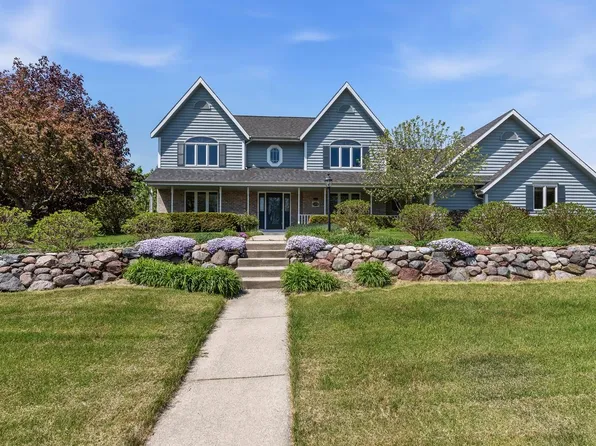 1128 S Silverbrook DRIVE, West Bend, WI 53095