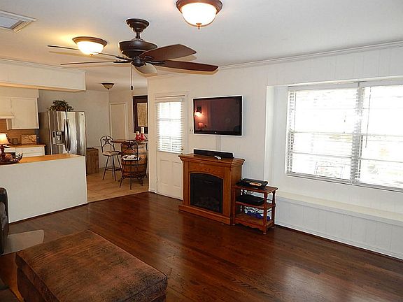 Great windows provide natural lighting!