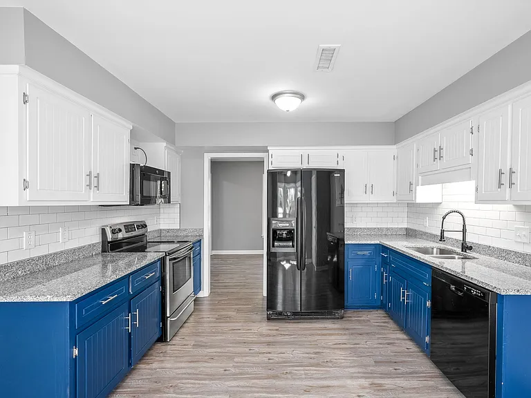 830 Iris Ln — Photo 11