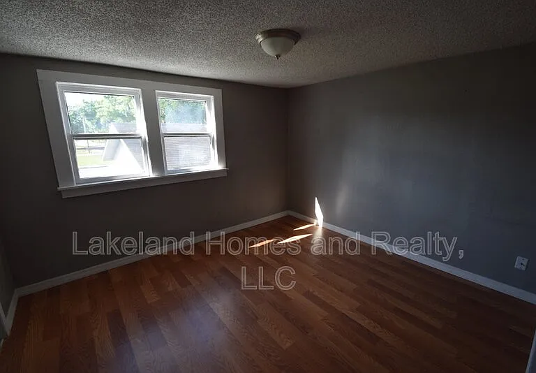 1060 1/2 E Wabash St — Photo 10