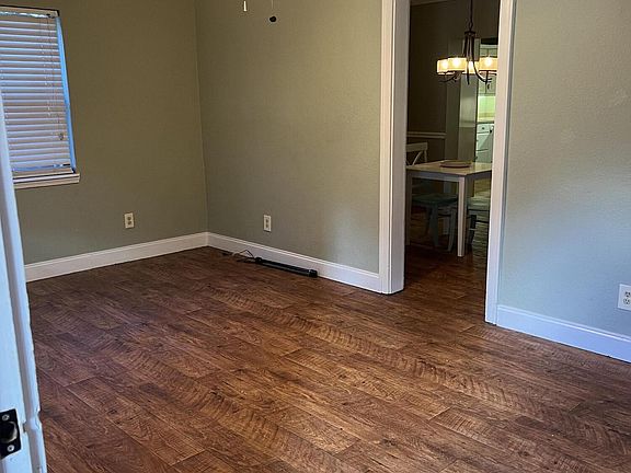 4th image of 119 E OAK HILL Drive