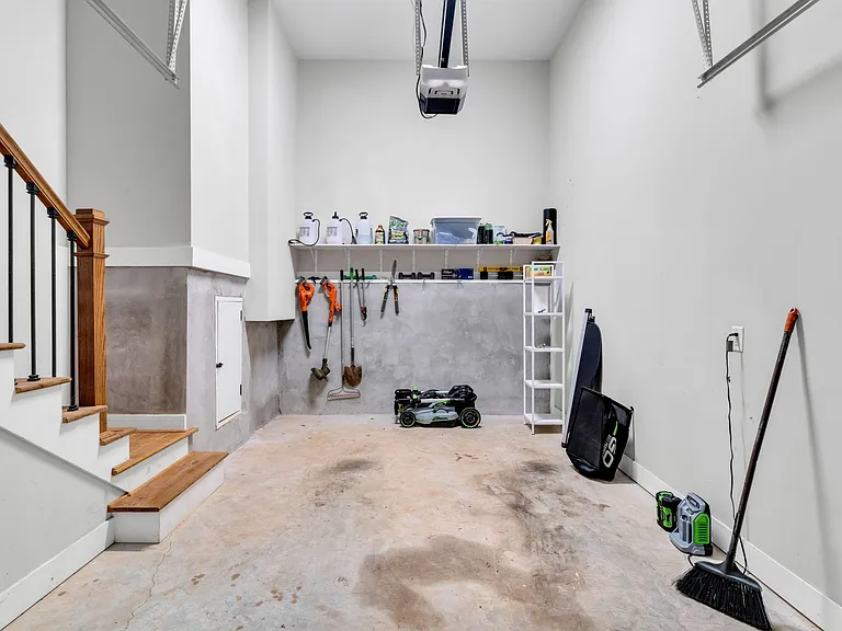 976 Dunning St — Photo 34