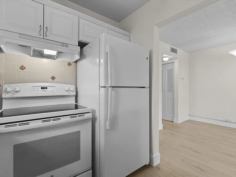 142 Kent St #I — Photo 4