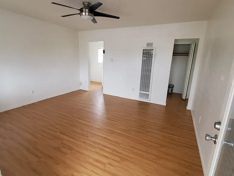 5050 Cass Street — Photo 11