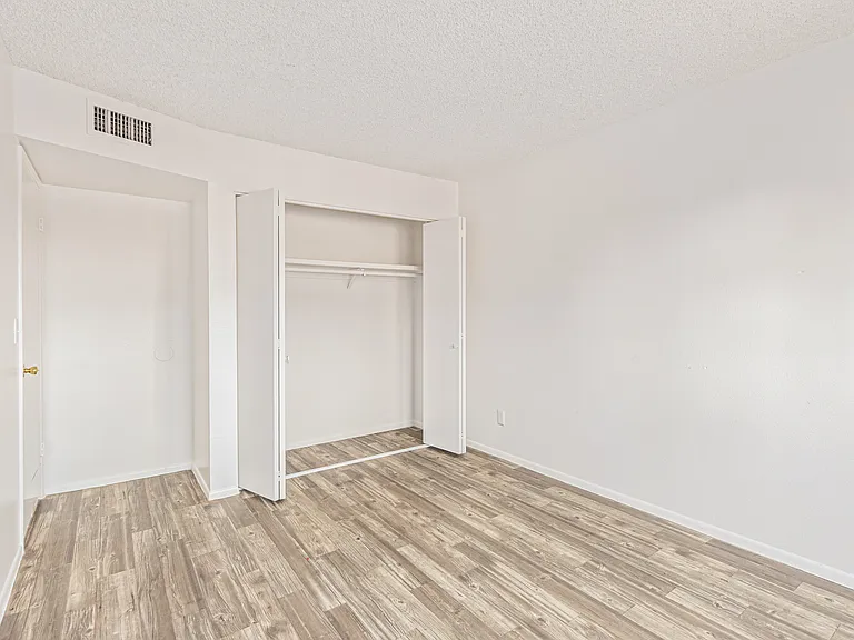 5810 N 48th Ln — Photo 15