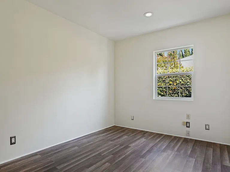 13842 Hamlin St — Photo 22